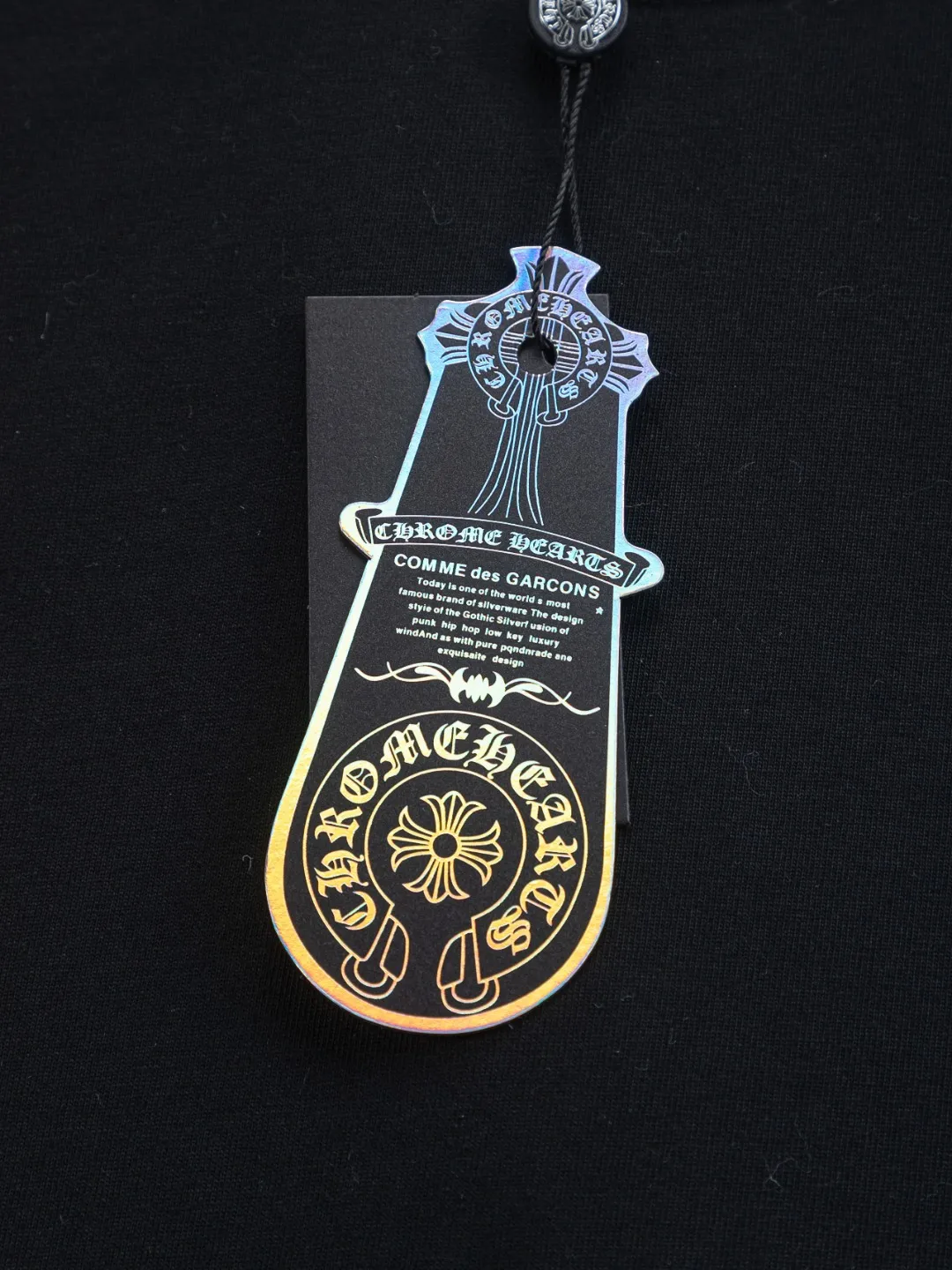 P190 Chrome Hearts CH Cross 26SS New product is hot at the same time💥 Early spring classic style Multiple craftsmanship Denim patch on the chest Horseshoe cross 🪡 Embroidery Large logo cross on the back Horseshoe denim patch Sanskrit ✝️🪡 Embroidery Round neck short-sleeved T-shirt, hot style, a style that both men and women like, same style for men and women, 100% chance of turning heads when wearing it! It’s all about being handsome. The designer’s classic sense is precisely grasped. The whole piece of clothing is heavy. Industrial washing process. Ready-made garments are dyed + sprayed for a horse effect. The double-wash process is very recognizable. It uses heavy washing to make it distressed. The edges of the patch are slightly rolled and naturally distressed. It has a three-dimensional sense of layering and a little damage. It is very visually lethal. It adheres to Kroxin's consistent rough style. The chest and back are large, and the horseshoe flower printed patch pattern is embroidered and decorated. It is also decorated with silver metal engraved distressed buttons. The classic elements full of brand recognition instantly enhance the overall sense of grade and specification. Its texture is quite high-end! The overall feeling is high-end, simple and elegant, with silver hardware accessories, a full set of customized accessories, and the pattern of the entire dress is all decorated with patchwork three-dimensional embroidery technology, which is the finishing touch of the entire dress. The design on the back is even more eye-catching! ! This full back is so cool, it’s full of design, and the overall upper body style highlights fashion and individuality. Wearing it together as a couple is even more popular on the street. I recommend the early autumn sweatshirt! ! The fabric is a unique 320g 100% cotton, which is skin-friendly, breathable, warm to the touch, has a strong texture, and has smooth lines. It can be called a back killer, which has very strict requirements on craftsmanship and cost. The smooth neckline, flat cuffs and hems, the stitches are large and tight, tight and orderly, and the details are perfect. The consistent OS version can be worn alone or layered. It is very casual, but very iconic! It is simply the flagship of high-end trendy brands and must be included in your wardrobe. It has the American fashion spirit of freedom and individuality, and is highly recognizable and stylized! Color: Black White Size: S-XL Size chart: S: Shoulder width 50-Bust 56-Length 70 M: Shoulder width 52-Bust 57-Length 72 L: Shoulder width 54-Bust 59-Length 74 XL: Shoulder width 56-Bust 62-Length 76